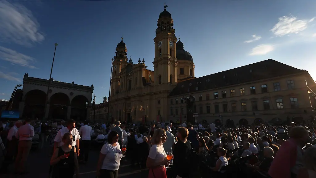 Gaeste-nehmen-vor-dem-Konzert-des-Symphonieorchester-des-Bayerischen-Rundfunks-ihre-Plaetze-ein