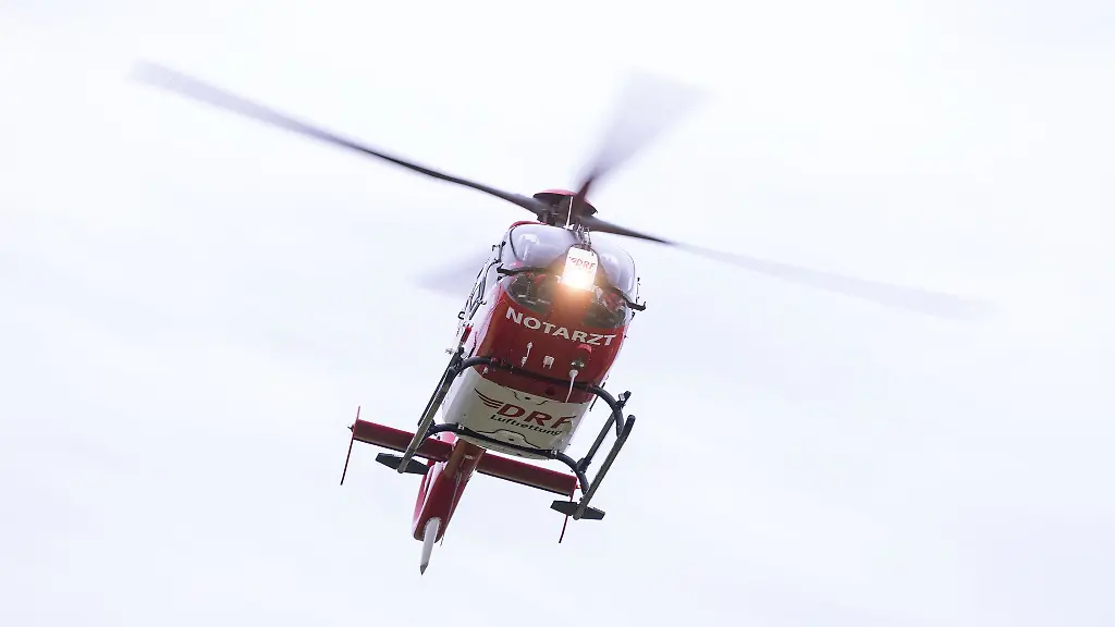 Ein-Rettungshubschrauber-setzt-zur-Landung-an