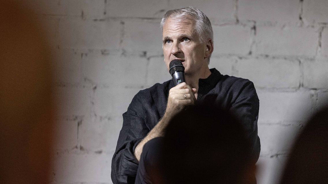 Timothy Snyder sieht nach der Skandalrede des US-Vizepräsidenten J.D. Vance auf der Münchner Sicherheitskonferenz die Ära der gemeinsamen Interessen und Werte zwischen den USA und Europa für endgültig beendet.