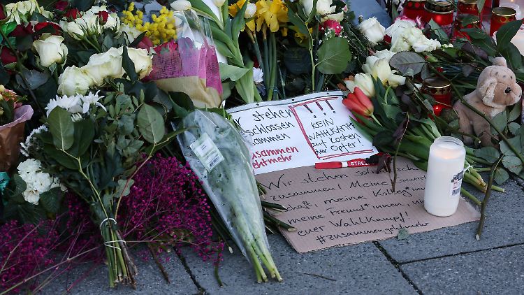 "Kein Wahlkampf auf Kosten der Opfer", steht auf einem Schild, das zum Gedenken der Verletzten und Verstorbenen am Tatort niedergelegt wurde.