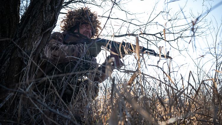 Ein ukrainischer Soldat der 93. mechanisierten Brigade während einer Übung nahe Pokrowsk. 