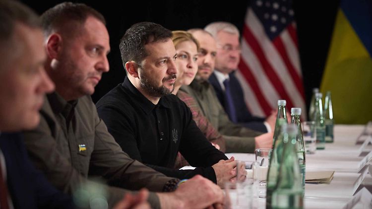 Der ukrainische Präsident Selenskyj in München im Gespräch mit der US-Delegation um Vizepräsident Vance und Außenminister Rubio.