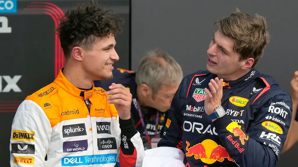 Max-Verstappen-r-aus-den-Niederlanden-vom-Team-Red-Bull-unterhaelt-sich-mit-Lando-Norris-aus-Grossbritannien-vom-Teamn-McLaren-nach-dem-Qualifying