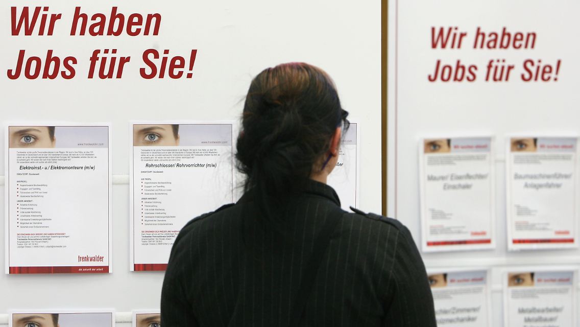 Aber nicht so viele in Deutschland! 2010 bauten die Dax-Konzerne 11.626 Stellen ab. Gleichzeitig stieg in Deutschland die Zahl der sozialversicherungspflichtigen Beschäftigten um 550.000.