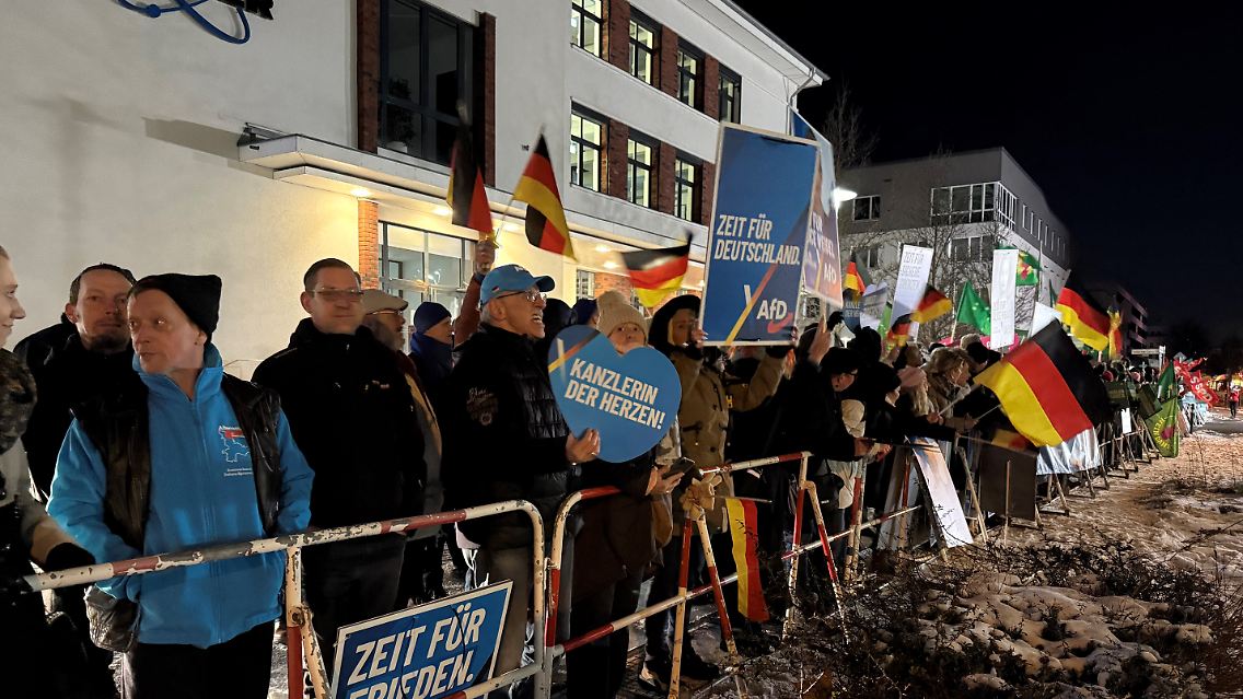 Empfangskomitee in Adlershof.