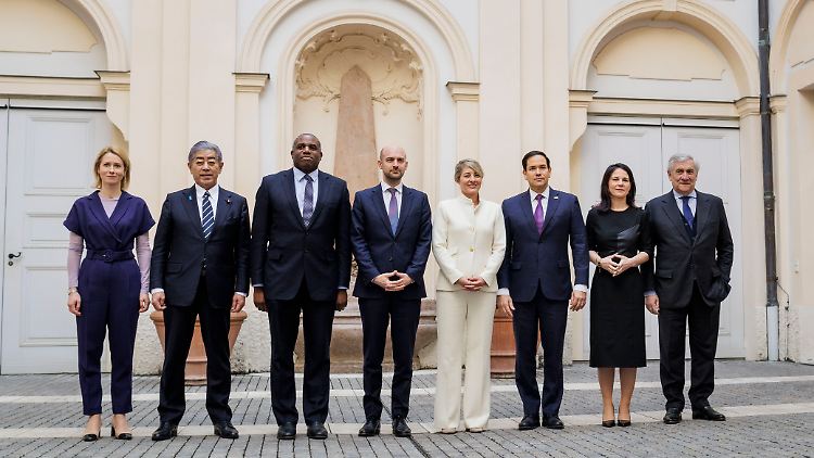 Die Außenministerinnen und Außenminister der G7-Staaten im Rahmen der Münchner Sicherheitskonferenz. Mit dabei ist auch die EU-Außenbeauftragte Kaja Kallas (l.).