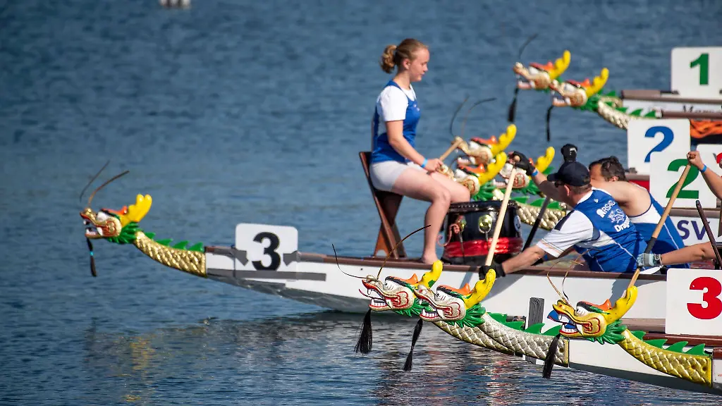 Boote-starten-zum-25-Drachenbootfestival-auf-dem-Altem-Strom-in-Warnemuende