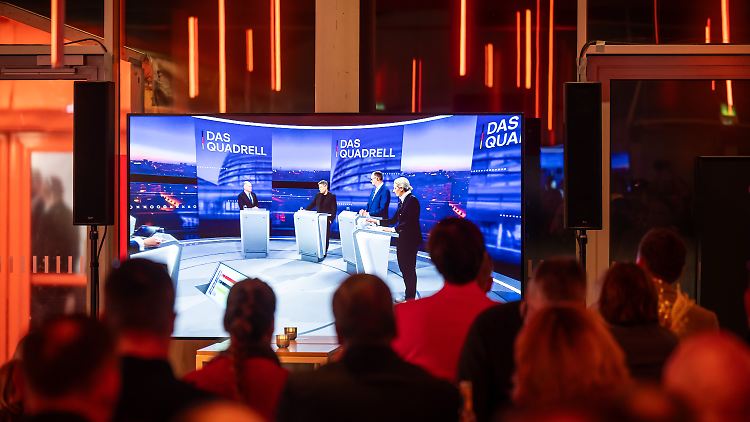 Im Foyer des TV-Studios verfolgen Journalisten und Unterstützer der Kanzlerkandidaten das Quadrell. 