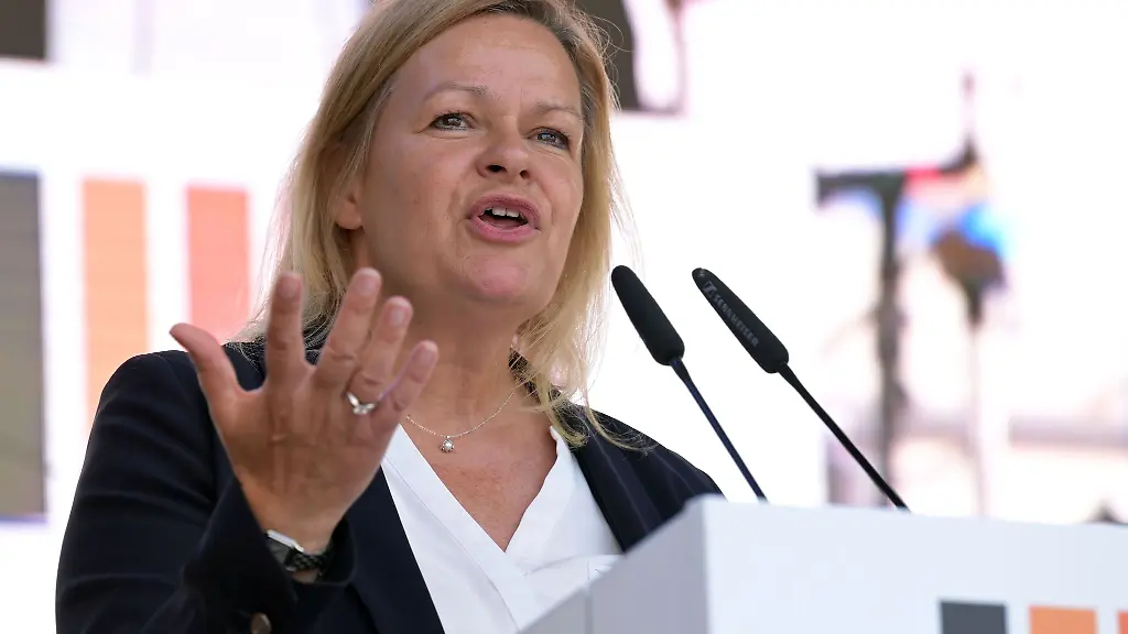 Bundesinnenministerin-Nancy-Faeser-redet-auf-einer-Buehne