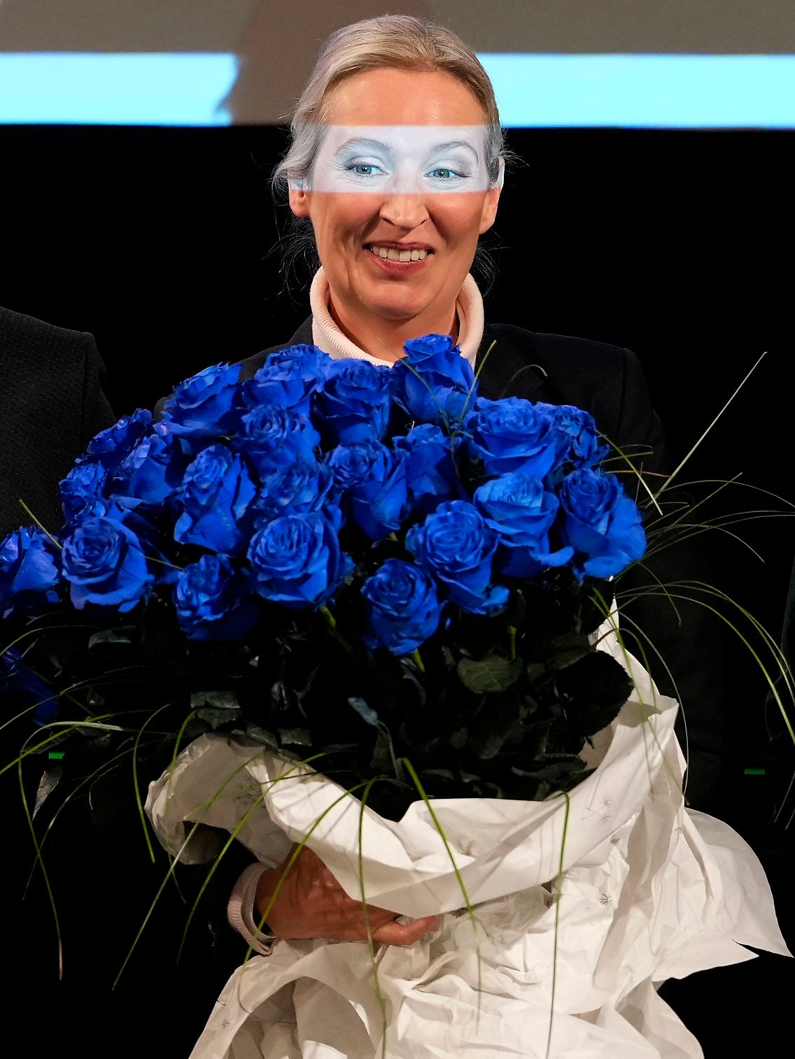 Blaue Rosen kommen in der Natur gar nicht vor. Darüber sollte man mal nachdenken ...