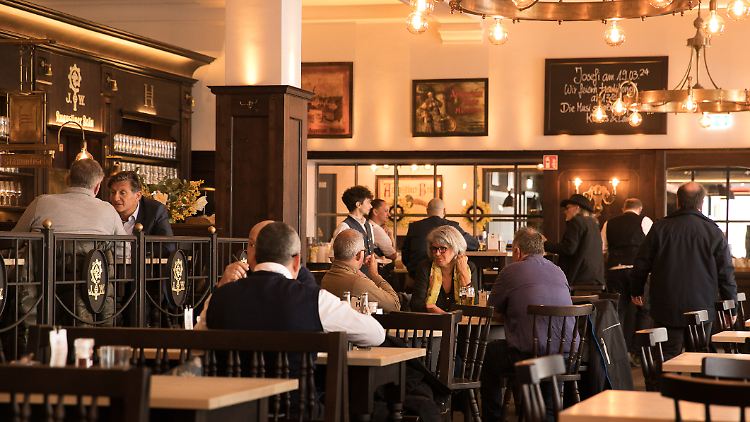 Drei Viertel der Angestellten in der Gastronomie arbeiten auf Mindestlohnbasis, so Reichinnek.