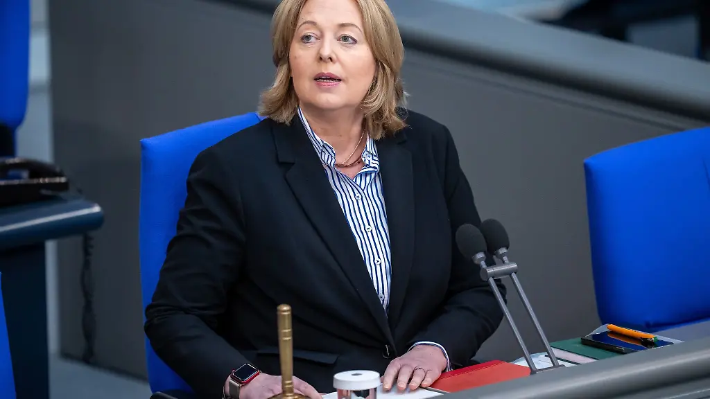 Baerbel-Bas-spricht-in-der-letzten-Sitzung-vor-der-Sommerpause-im-Bundestag