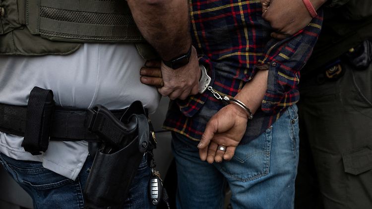 US-Präsident Trump hatte nach seinem Amtsantritt am 20. Januar umfassende Razzien gegen Einwanderer eingeleitet und Bundesmittel zur Verfügung gestellt, um Migranten ohne legalen Status aufzuspüren, festzunehmen und abzuschieben.