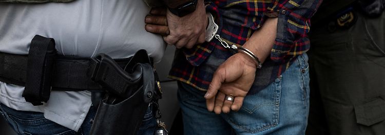 US-Präsident Trump hatte nach seinem Amtsantritt am 20. Januar umfassende Razzien gegen Einwanderer eingeleitet und Bundesmittel zur Verfügung gestellt, um Migranten ohne legalen Status aufzuspüren, festzunehmen und abzuschieben.