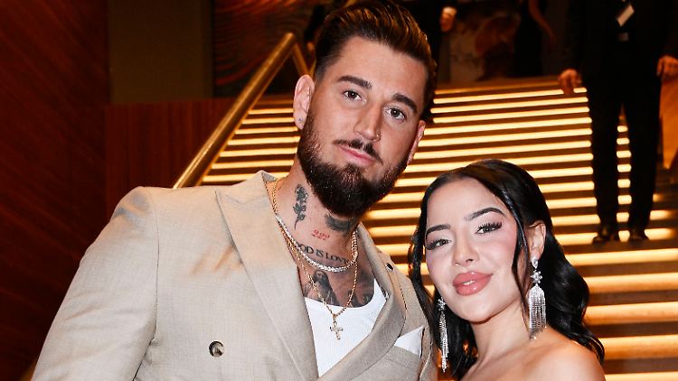 Seit 2024 liiert und verlobt: Mike Heiter und Leyla Lahouar.