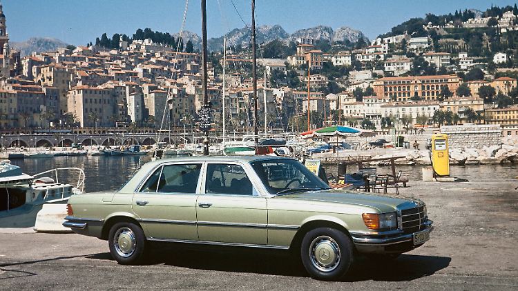 Spitzentyp der ersten S-Klasse: Der Mercedes-Benz 450 SEL 6.9 debütierte 1975 als leistungsstärkste Limousine der Baureihe W 116.