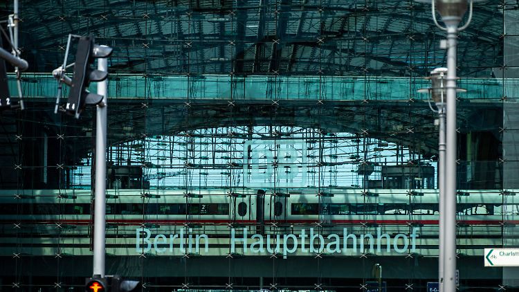 Der Berliner Hauptbahnhof zählt zu den größten Bahnhöfen Deutschlands.
