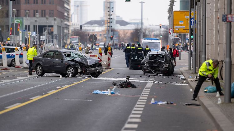 Bei dem Unfall starben eine Mutter und ihr Kind, sie waren als Touristen in Berlin.