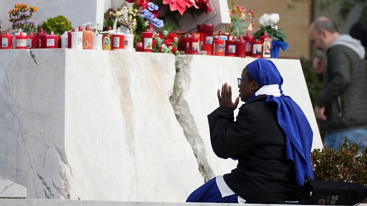 Vor dem Gemelli-Krankenhaus beten Gläubige für die Gesundheit des greisen Pontifex.