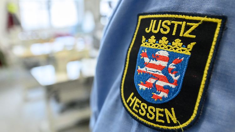 "Infolge des aktuellen Vorkommnisses hat der Leiter der JVA-Gießen angeordnet, dass die Kontrollen im offenen Vollzug verstärkt werden", so das Ministerium.