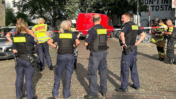 Berliner Polizisten im Sommer des Vorjahres beim Sichern des Tatorts.