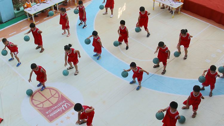 Kinder nehmen in Ji'an an einem gemeinsamen Basketballtraining teil.
