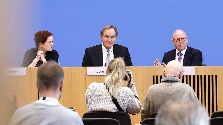 Die neue Bundesregierung werde "große Räder" drehen müssen, sagt Lewe (r.).