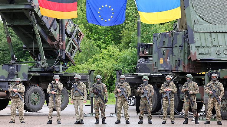 Deutsche und ukrainische Soldaten stehen auf einem Truppenübungsplatz vor Flugabwehrraketensystemen des Typs "Patriot" im Juni 2024.