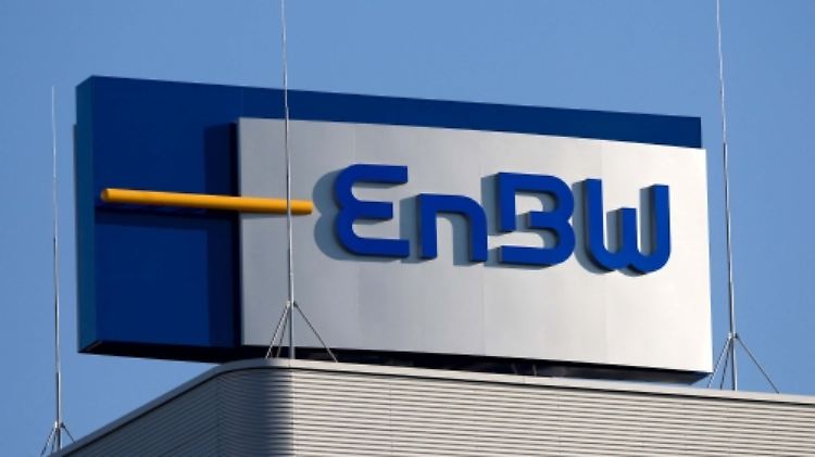 Natürlich braucht auch ein Stromkonzern ordentliche Blitzableiter: Detailaufnahme vom Dach der EnBW-Zentrale in Karlsruhe.