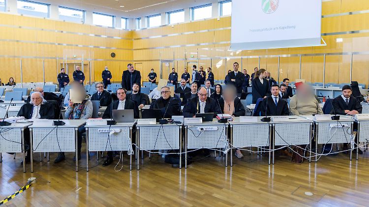 Acht Deutsche sind im Drogenprozess angeklagt. Der 64-jährige Hauptangeklagte soll mit dem Drogenhandel 2,2 Millionen Euro eingenommen haben.