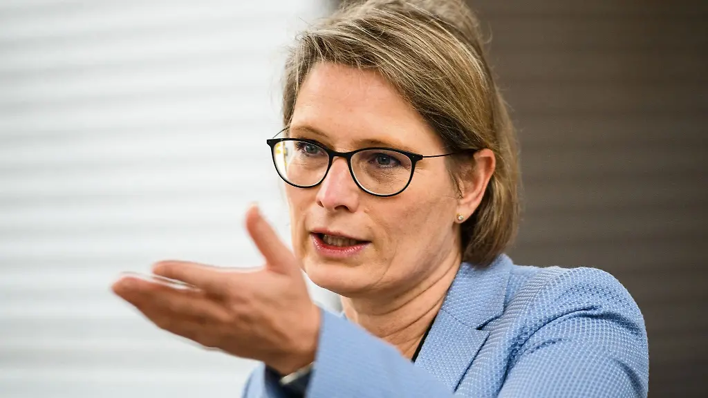 Stefanie-Hubig-SPD-Bildungsministerin-von-Rheinland-Pfalz-spricht