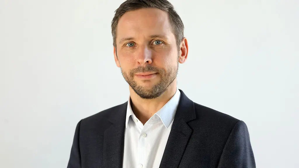 Tobias-Woitendorf-Geschaeftsfuehrer-Tourismusverband-Mecklenburg-Vorpommern-e-V-aufgenommen-am-Sitz-des-Verbandes-im-Haus-des-Tourismus