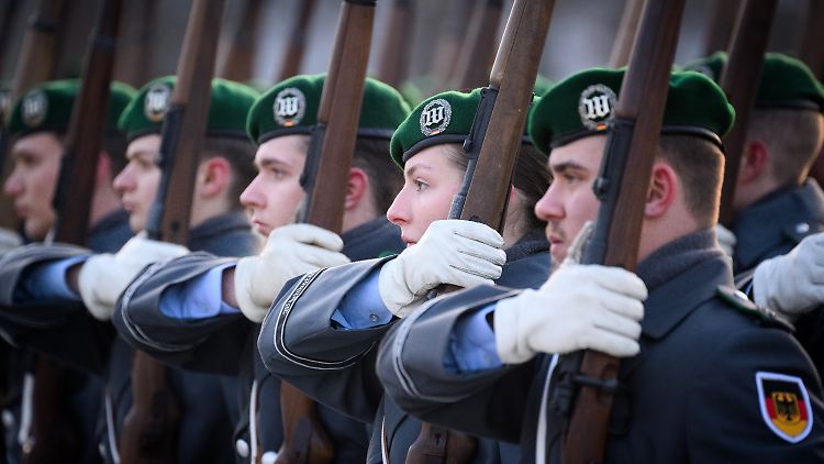Soldatinnen und Soldaten der Ehrenformation der Bundeswehr stehen Spalier am Bendlerblock, dem Sitz des Bundesministeriums der Verteidigung.