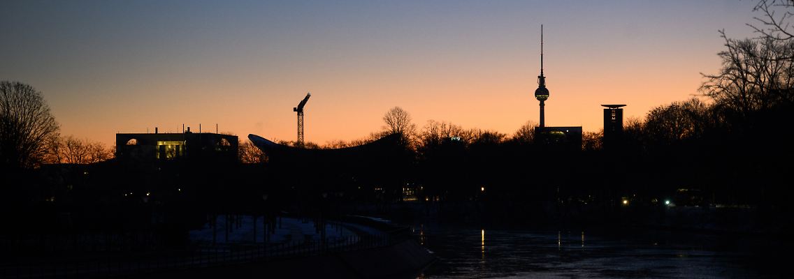 Der Abendhimmel über dem Bundeskanzleramt in Berlin.
