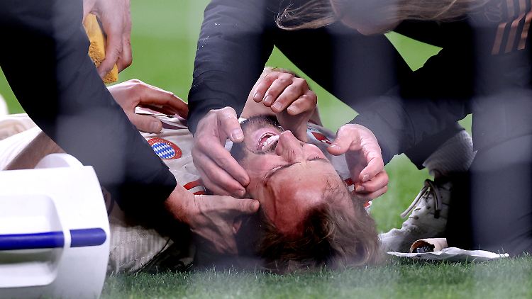 Harry Kane krachte im Topspiel gegen Leverkusen mit dem Kiefer gegen die Schulter eines Gegenspielers.