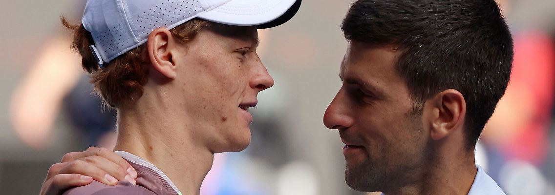 Novak Djokovic (r) ist nicht einverstanden, wie der Dopingfall von Jannik Sinner behandelt wurde.