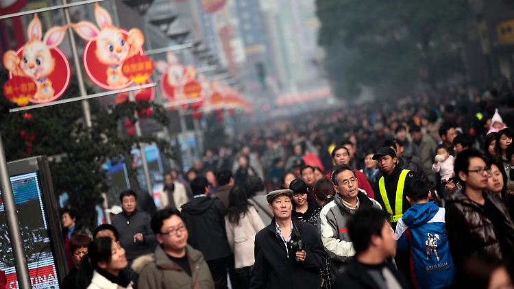 Straße voller Touristen in Schanghai. Im Moment feiern die Chinesen immer noch ihr Neujahrsfest - am 3. Februar hat das Jahr des Hasen begonnen.