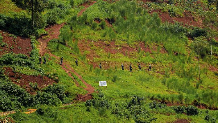 M23-Kämpfer am Fluss Ruzizi, der bei Bukavu aus dem Kivu-See Richtung Süden fließt.