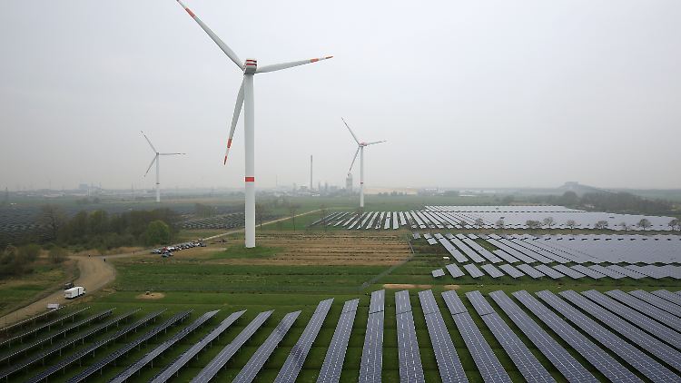 Bei Dunkelflaute steht die Stromproduktion still - gigantische Energiespeicher könnten die Lösung sein.