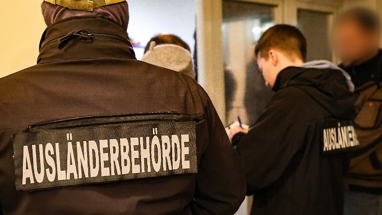Ausländerbehörde bei einer Kontrolle. 