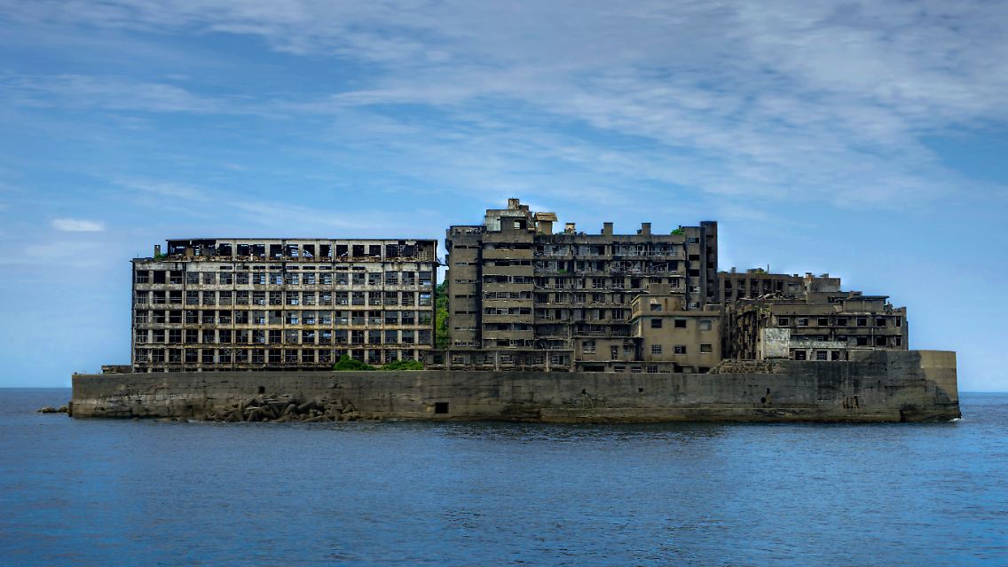 Hashima gilt seitdem als Mahnmal einer rücksichtslosen Industrialisierung und Ausbeutung von Natur und Mensch - während des Zweiten Weltkrieges schufteten chinesische und koreanische Zwangsarbeiter in der Mine.