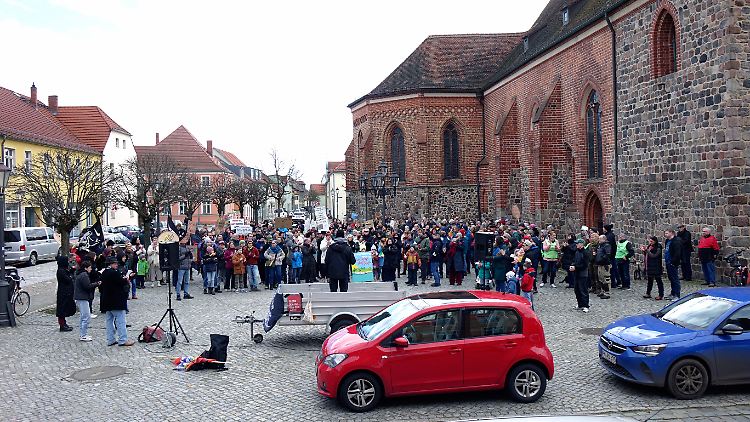 Eine Demonstration im brandenburgischen Beelitz vor rund einem Jahr. Vielerorts bildeten sich Bündnisse im Zuge der Correctiv-Recherche zum Potsdamer Treffen.  