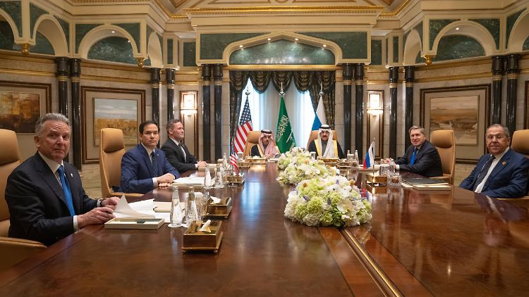 Zur US-Delegation gehörten neben Außenminister Rubio der nationale Sicherheitsberater Waltz und der Nahost-Sondergesandte Witkoff. Putin schickte Lawrow und Uschakow.