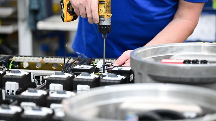 In der Industrie ist der geplante Abbau von Jobs vergleichsweise stark ausgeprägt.
