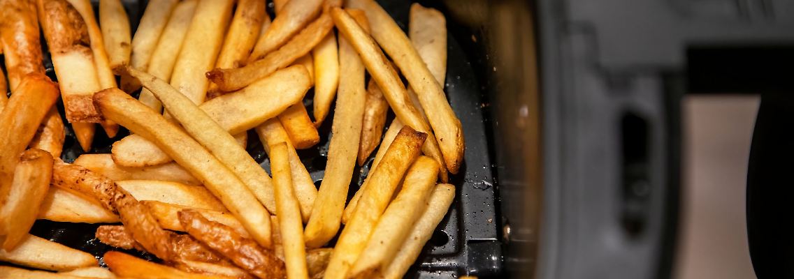 Wer eine Heißluftfritteuse zuhause hat, sollte den Sprühflaschen-Trick von Jamie Oliver ausprobieren.