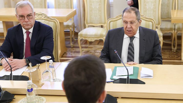 Russlands Außenminister Sergej Lawrow (r.) mit seinem Stellvertreter Alexander Gruschko bei einer Sitzung in Moskau.