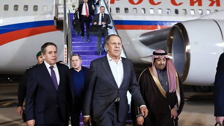 Kreml-Außenminister Sergej Lawrow landet in Saudi-Arabien.