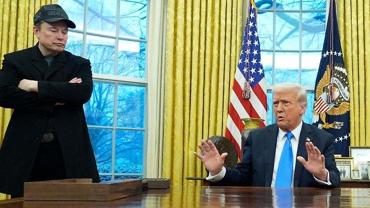 Präsident Trump (r.) mit Musk im Oval Office. 