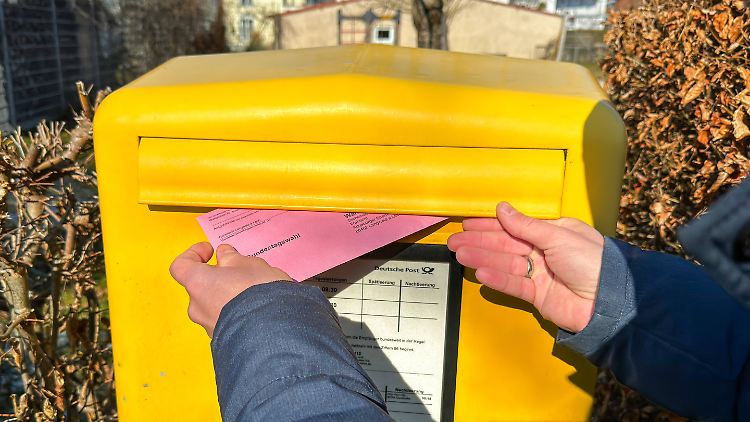 Die Briefe sollten allerspätestens vor der letzten Samstagsleerung im Briefkasten sein.