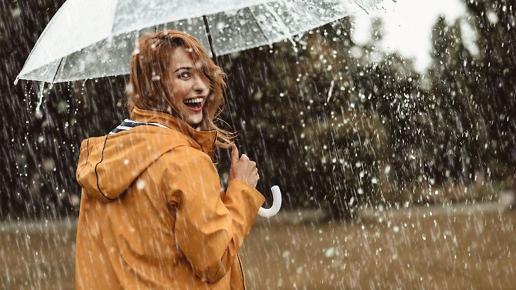 Die ideale Regenjacke schützt uns vor Nässe – und zwar ganz ohne Schwitzen.